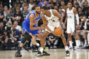状态回暖但不够！福克斯12中8拿下20分3板5助 4次失误