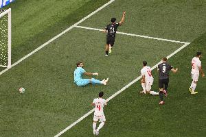 新西兰1-0领先伊朗！伊利亚·贾斯特抽射破门，伍德胸部做球助攻