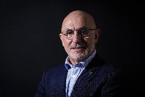 记者谈西班牙首战爆冷：西班牙队过度自信，并且缺乏雄心