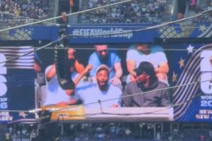 NBA总冠军尼克斯球员阿努诺比和布里奇斯现场观看法国vs塞内加尔