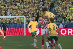 澳大利亚球员争顶肘击对手脖子！巴拉圭主帅抗议，裁判未出牌