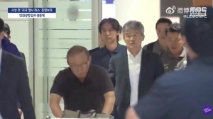 凌晨四点抵达韩国的洪明甫教练，依然躲不过球迷的怒吼声。