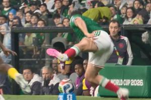 帕乔拼抢球权推人，希门尼斯重重撞上场边摄像机！墨西哥抗议！