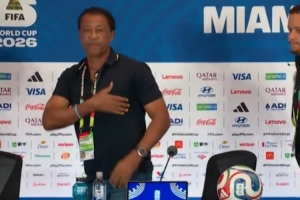 Respect！佛得角主教练在赛后发布会结束后收获掌声