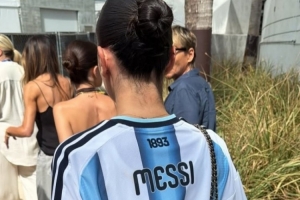 太阳报：小贝二儿子带女友看世界杯，女友穿梅西球衣