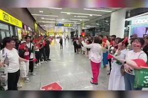 备战世亚预！中国男篮今晚抵达沈阳，在机场受到球迷热烈欢迎！免费直播_备战世亚预！中国男篮今晚抵达沈阳，在机场受到球迷热烈欢迎！超清在线看_无插件备战世亚预！中国男篮今晚抵达沈阳，在机场受到球迷热烈欢迎！视频直播